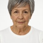 Krótka peruka z grzywką Lizzy w kolorze salat-peper