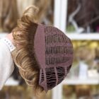 Krótka peruka Evie  z włosów syntetycznych w kolorze jasnego ciepłego blond mixu  z efektem odrostu