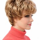 Krótka peruka Evie  z włosów syntetycznych w kolorze jasnego ciepłego blond mixu  z efektem odrostu