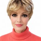 Krótka peruka Evie  z włosów syntetycznych w kolorze jasnego ciepłego blond mixu  z efektem odrostu
