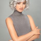 Krótka falowana peruka z grzywką Reine w kolorze  blond z ombre/ Gisela Mayer