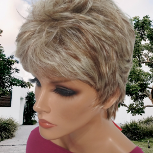 Peruka krótka  z grzywką jasny blond z czekoladowym refleksem  377/613/10