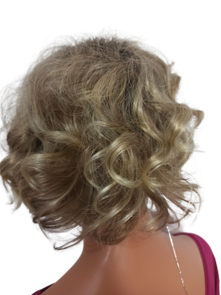 Krótka falowana peruka z grzywką Reine w kolorze  blond z ombre/ Gisela Mayer