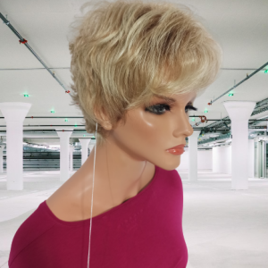 Krótka peruka z grzywką champan mix / Gsela Mayer /DR Krótka peruka z grzywką champan mix / Gsela Mayer /DR