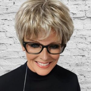 Krótka peruka z grzywką Zuza 17/101  srebrzysty popiel by Gisela Mayer