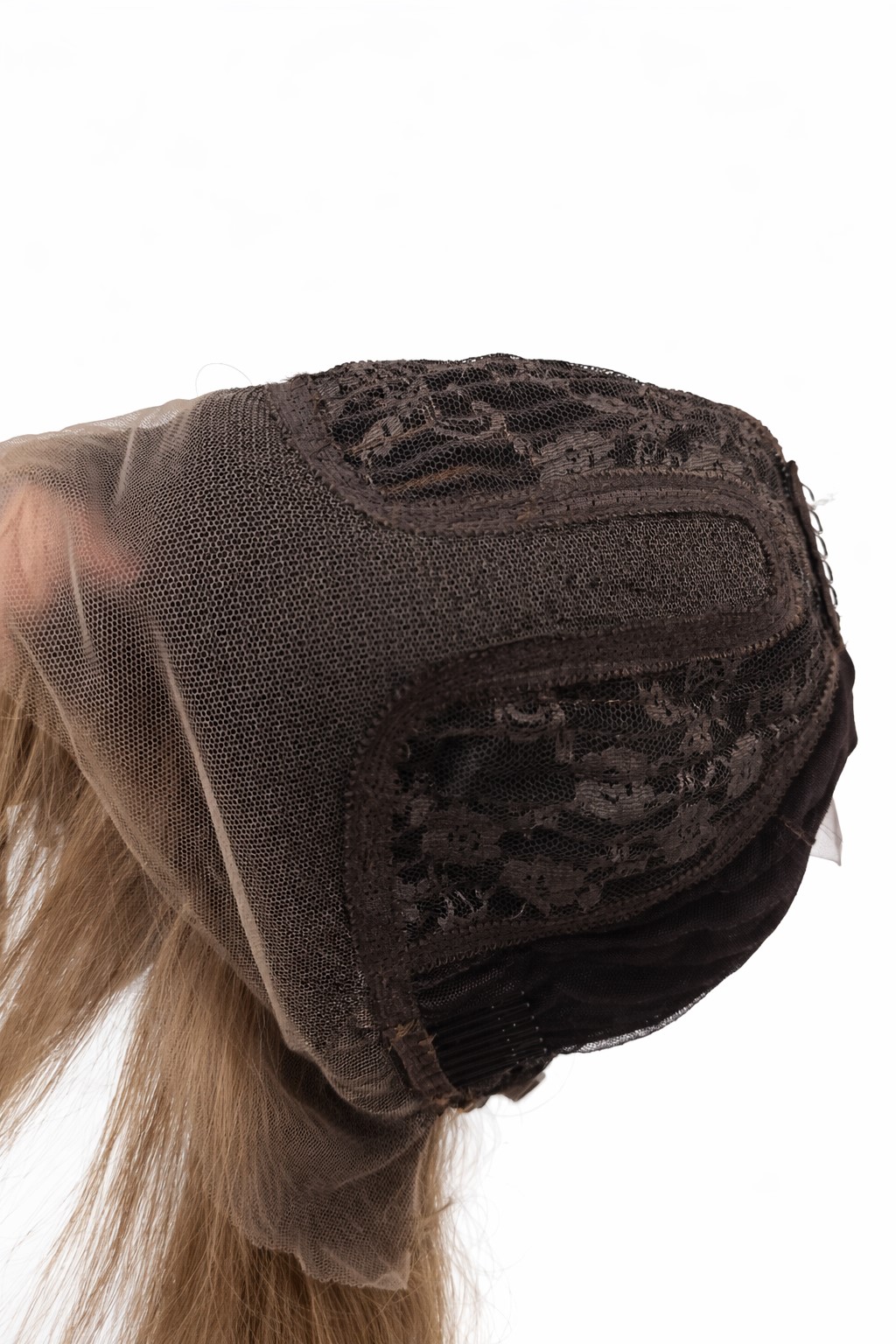 Peruka naturalna bob bez grzywki Gaga mono part latte z efektem ciemnego odrostu 35 cm / okazja Peruka naturalna bob bez grzywki Gaga mono part latte z efektem ciemnego odrostu 35 cm / okazja