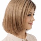Peruka naturalna bob bez grzywki Gaga mono part latte z efektem ciemnego odrostu 35 cm / okazja Peruka naturalna bob bez grzywki Gaga mono part latte z efektem ciemnego odrostu 35 cm / okazja