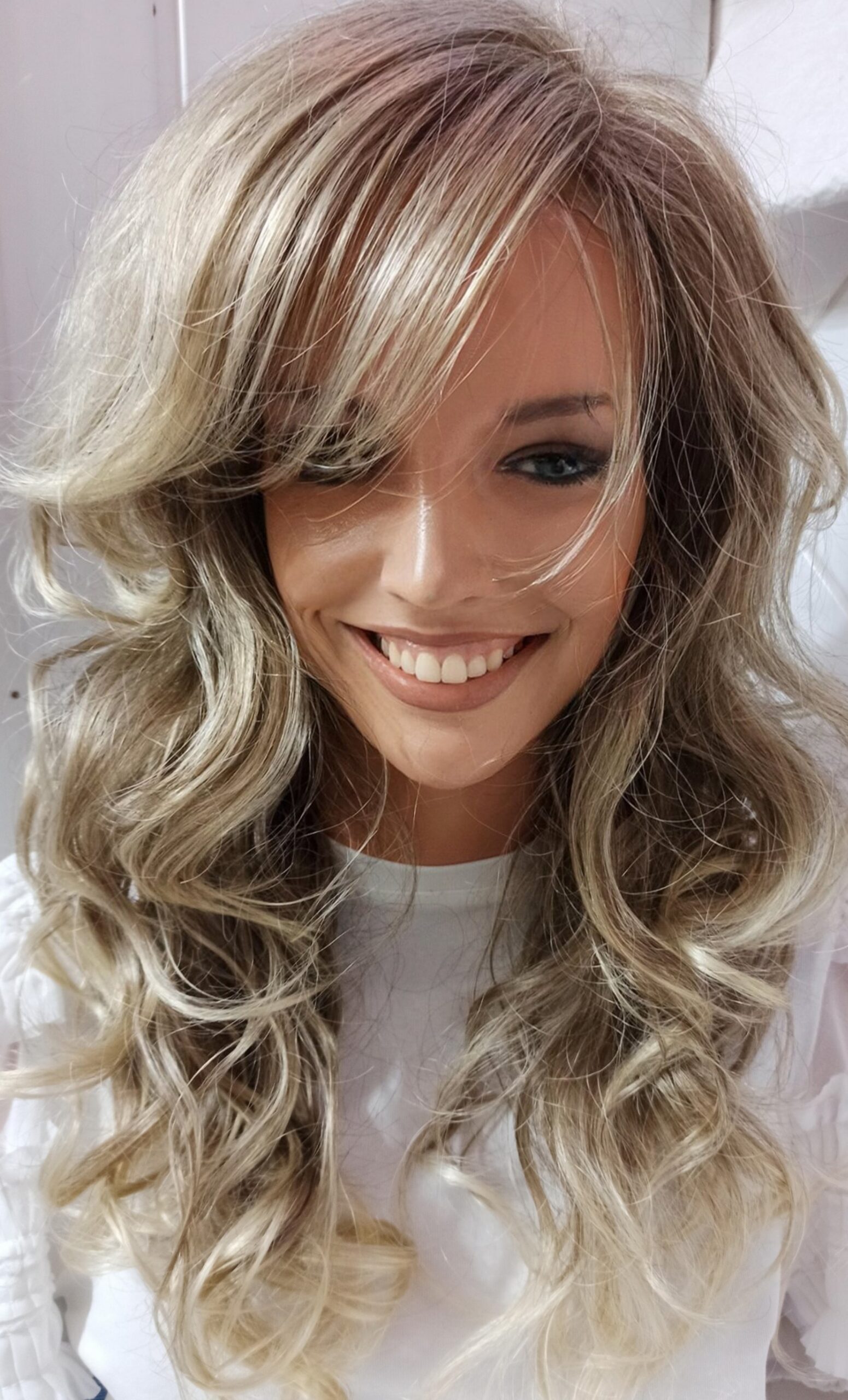 Długa peruka z grzywką Emery w kolorze jasny popiel mix z blond ombre -60cm Długa peruka z grzywką Emery w kolorze jasny popiel mix z blond ombre -60cm