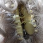 Dopinka syntetyczna kręcona w kolorze siwym 60