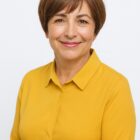 Krótka peruka naturalna Nelli w kolorze jasnego brązu Krótka peruka naturalna Nelli w kolorze jasnego brązu