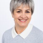 Krótka peruka z grzywką Giovanna mono lace 56+6 srebrzysty siwy z efektem ciemniejszego odrostu
