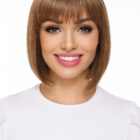 Peruka bob z grzywką 8039 w kolorze ciemnego blondu z refleksem-28cm Peruka bob z grzywką 8039 w kolorze ciemnego blondu z refleksem-28cm
