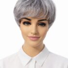 Krótka peruka z grzywką Kiss mono deluxe  w kolorze siwym 60/56-51