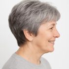 Krótka peruka z grzywką Kiss mono deluxe  w kolorze siwym 60/56-51