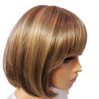 Peruka bob z grzywką 8039 w kolorze ciemnego blondu z refleksem-28cm Peruka bob z grzywką 8039 w kolorze ciemnego blondu z refleksem-28cm