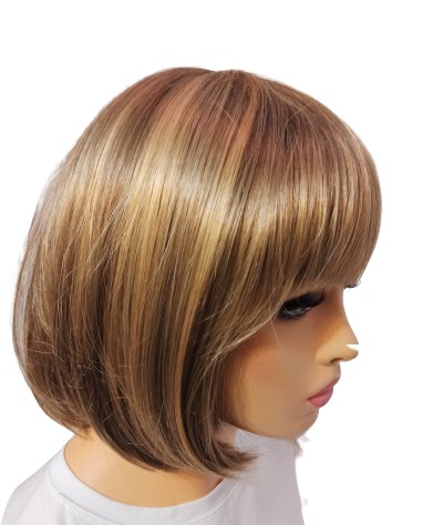 Peruka bob z grzywką 8039 w kolorze ciemnego blondu z refleksem-28cm Peruka bob z grzywką 8039 w kolorze ciemnego blondu z refleksem-28cm