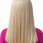 Długa peruka z grzywką  w kolorze platynowo/perłowy blond 16/18