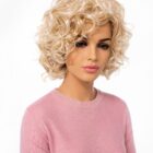 Peruka falowana z grzywką, afroloki - 63353c jasny ciepły blond -R21T-na większe głowy Peruka falowana z grzywką, afroloki - 63353c jasny ciepły blond -R21T-na większe głowy