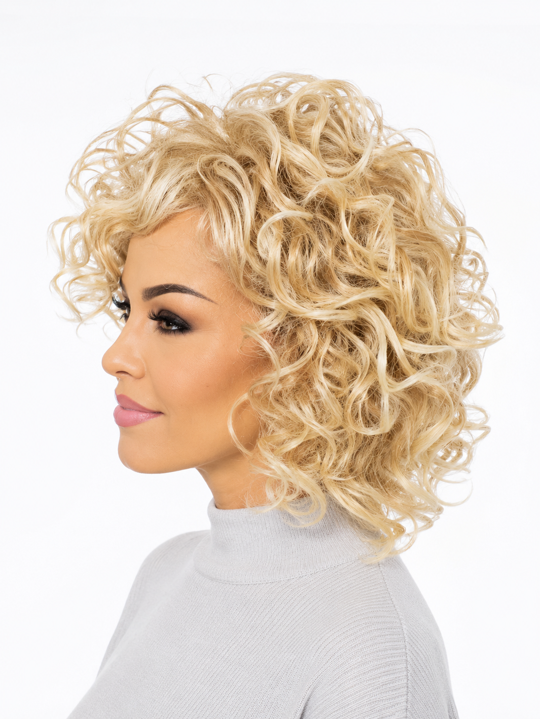 Peruka falowana z grzywką, afroloki - 63353c jasny ciepły blond -R21T-na większe głowy Peruka falowana z grzywką, afroloki - 63353c jasny ciepły blond -R21T-na większe głowy