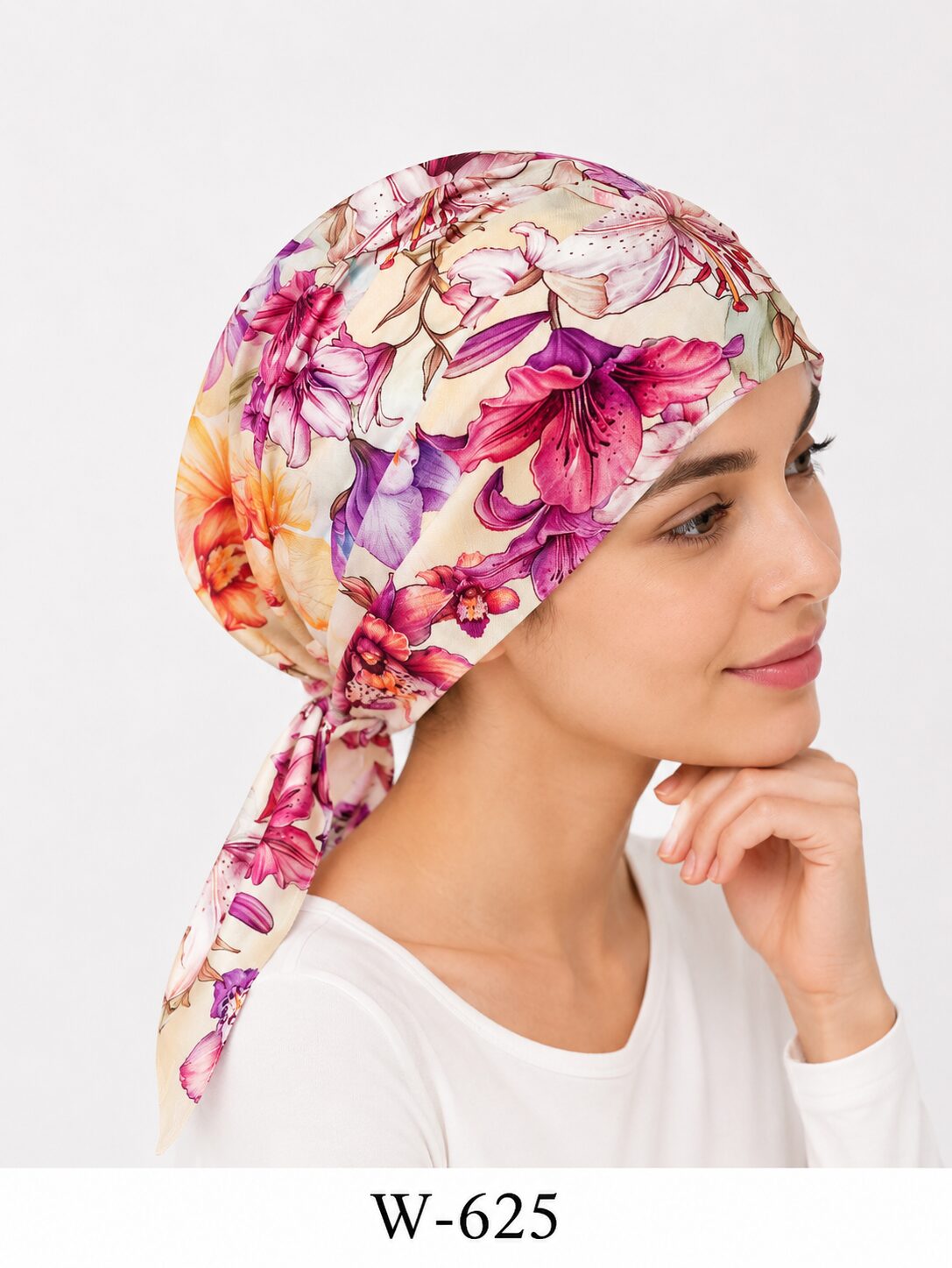 Turban po chemii Tess w kolorze białym + kolory Turban po chemii Tess w kolorze białym + kolory