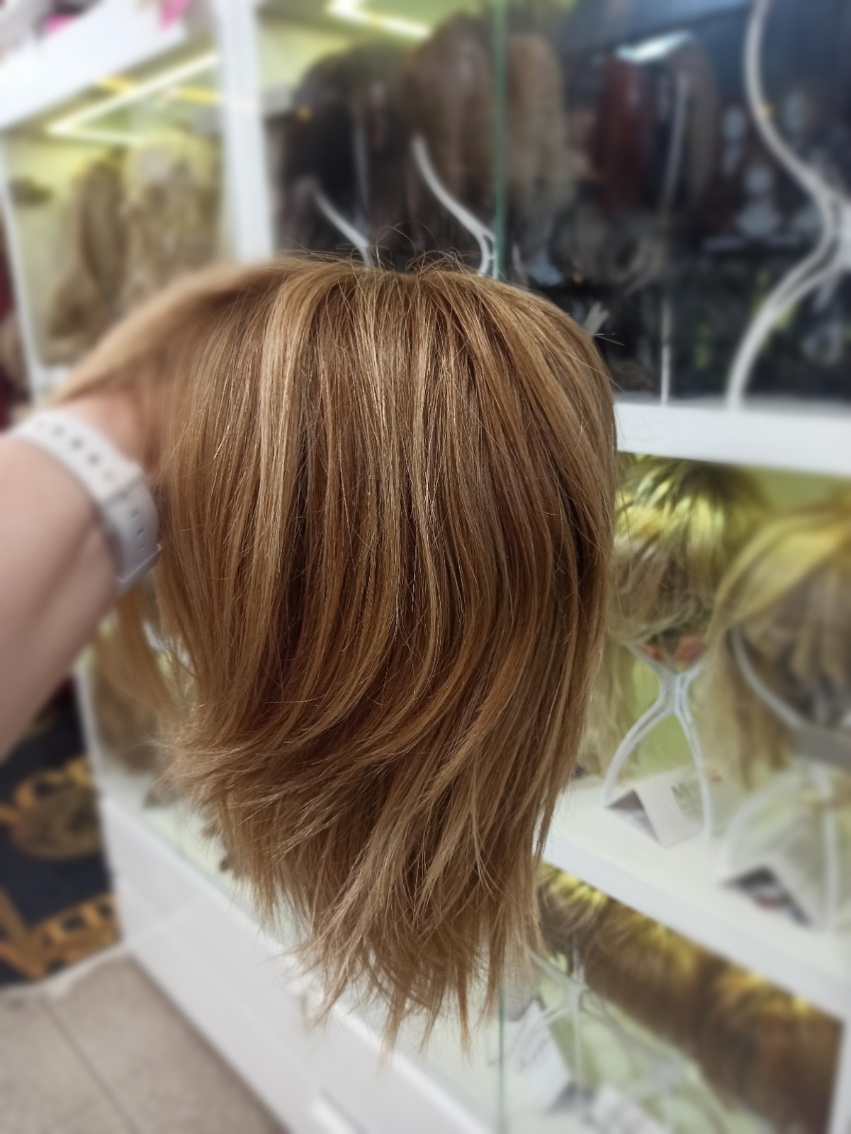Peruka naturalna Los Angeles deluxe z grzywką kurtynową w kolorze średni blond mix z nutą tofii i efektem krótkiego odrostu- 30cm Peruka naturalna Los Angeles deluxe z grzywką kurtynową w kolorze średni blond mix z nutą tofii i efektem krótkiego odrostu- 30cm