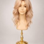 Topper syntetyczny falowany Adeleide mono w kolorze pastelowego blondu -45cm / + kolory Topper syntetyczny falowany Adeleide mono w kolorze pastelowego blondu -45cm / + kolory