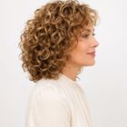 Peruka falowana z grzywką, afroloki - 63353c w kolorze latten na większe głowy Peruka falowana z grzywką, afroloki - 63353c w kolorze latten na większe głowy