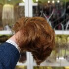 Krótka peruka naturalna Colimia w kolorze ciemnego blondu vel jasnego brązu rozmiar S na małe głowy Krótka peruka naturalna Colimia w kolorze ciemnego blondu vel jasnego brązu rozmiar S na małe głowy