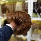 Krótka peruka naturalna Colimia w kolorze ciemnego blondu vel jasnego brązu rozmiar S na małe głowy Krótka peruka naturalna Colimia w kolorze ciemnego blondu vel jasnego brązu rozmiar S na małe głowy