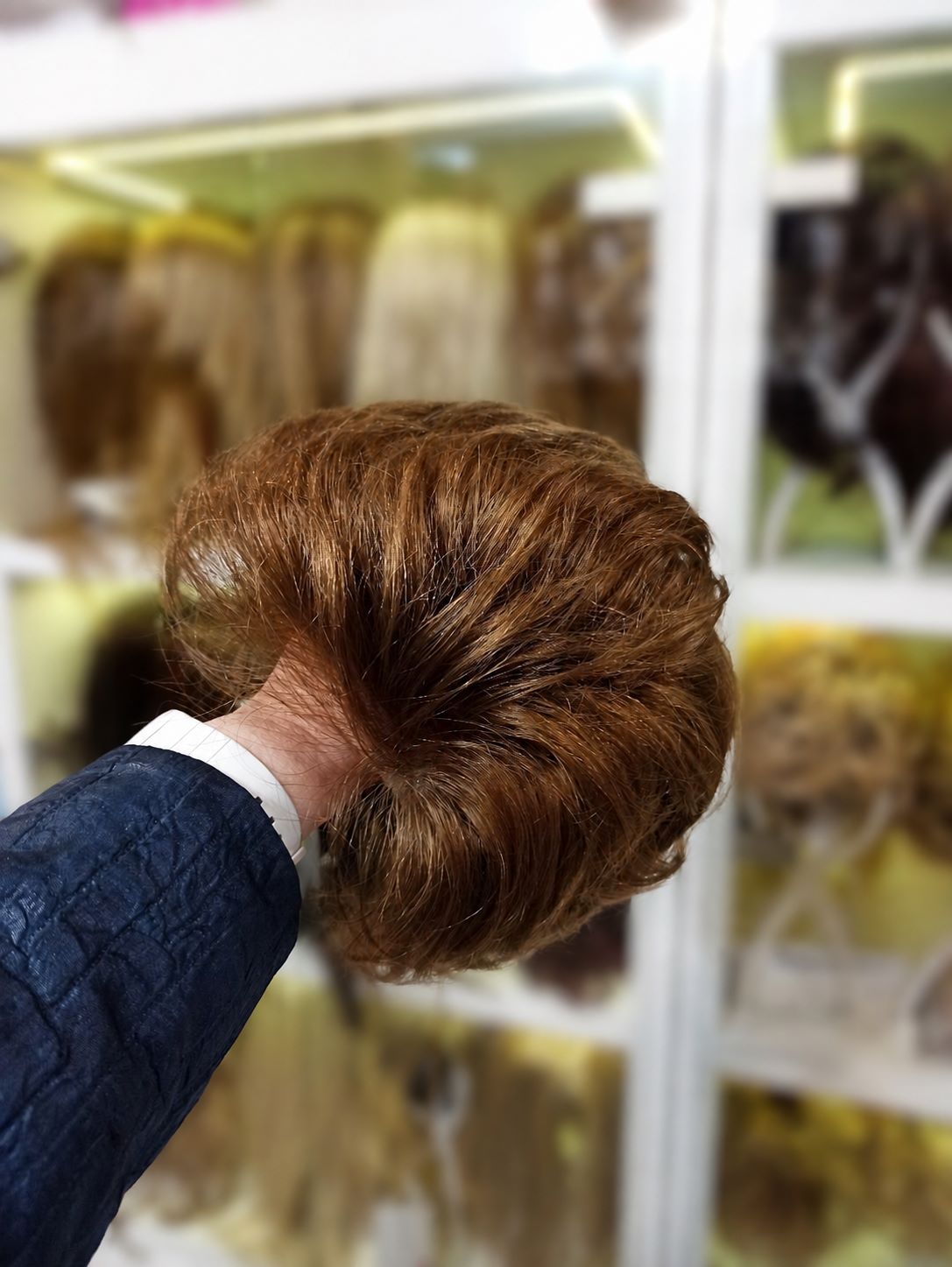 Krótka peruka naturalna Colimia w kolorze ciemnego blondu vel jasnego brązu rozmiar S na małe głowy Krótka peruka naturalna Colimia w kolorze ciemnego blondu vel jasnego brązu rozmiar S na małe głowy