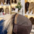 Peruka naturalna bob AlT-Monsanta mono w kolorze jasnego blondu z ciemnym odrostem 21cm Peruka naturalna bob AlT-Monsanta mono w kolorze jasnego blondu z ciemnym odrostem 21cm
