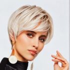 Krótka peruka na mikroskórze Magic Coll mono lace / Frost Blond Rooted + kolory by Gisela Mayer / włosy termiczne Krótka peruka na mikroskórze Magic Coll mono lace / Frost Blond Rooted + kolory by Gisela Mayer / włosy termiczne