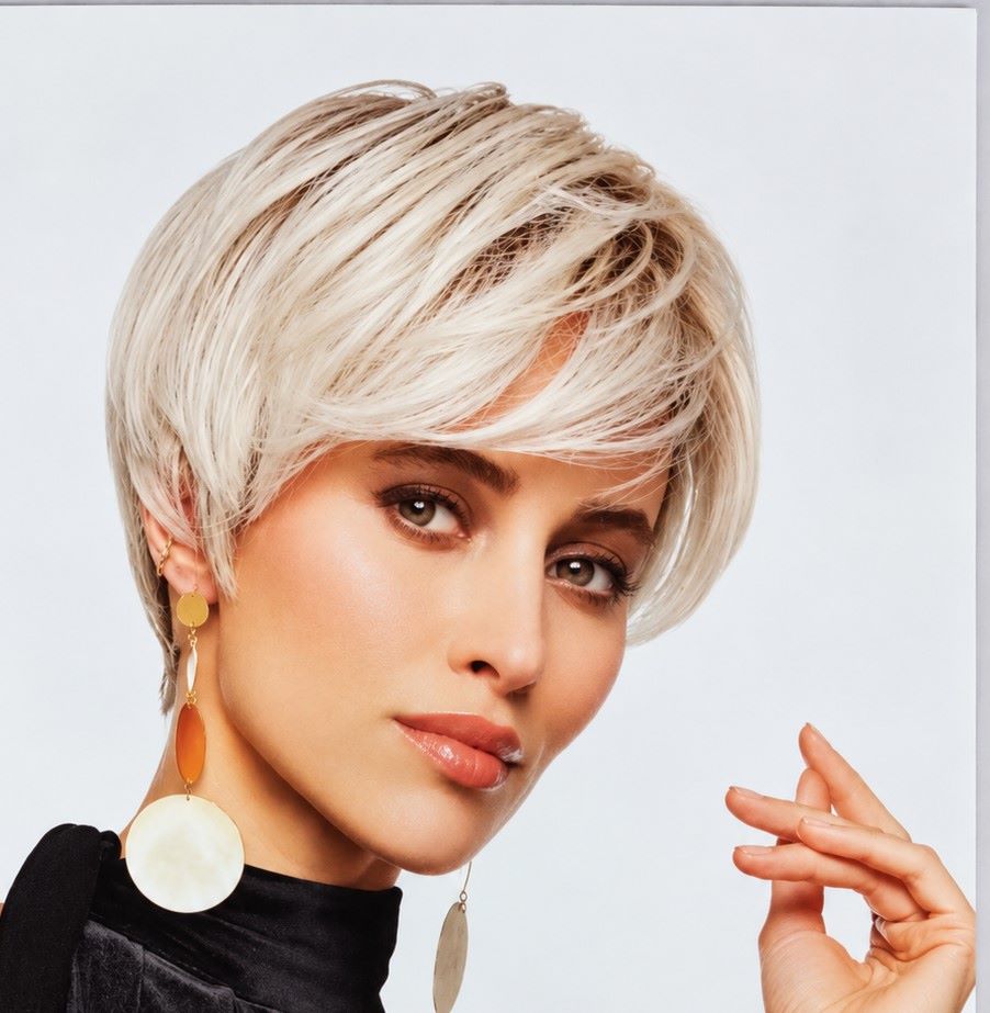 Krótka peruka na mikroskórze Magic Coll mono lace / Frost Blond Rooted + kolory by Gisela Mayer / włosy termiczne Krótka peruka na mikroskórze Magic Coll mono lace / Frost Blond Rooted + kolory by Gisela Mayer / włosy termiczne